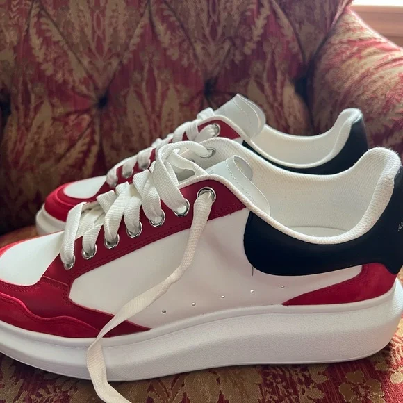 Alexander McQueen Men’s Oversized Sneaker in Black/White/Red - Picture 3 of 5